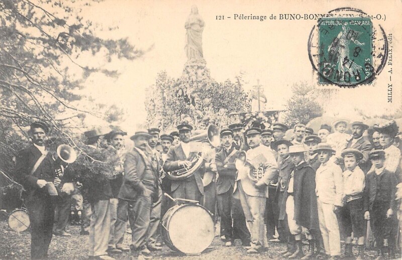 Carte postale ancienne Pelerinage De Buno Bonnevaux - Musique - Fanfare - Instrument à Buno-Bonnevaux