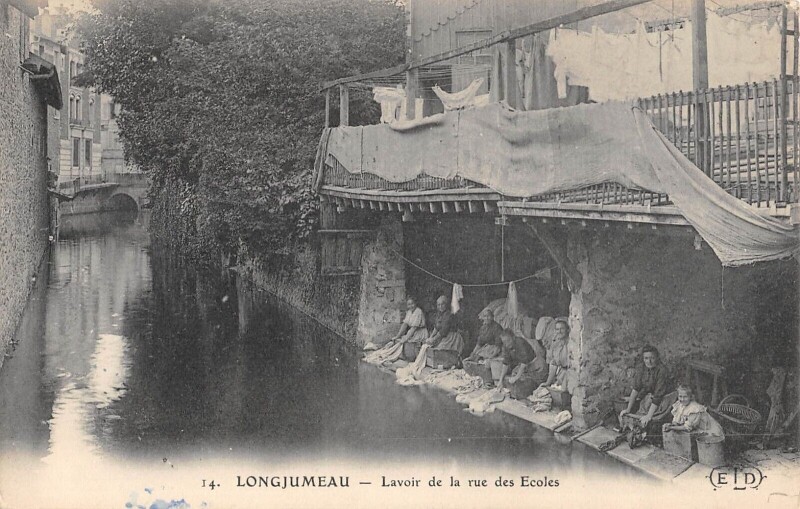 Carte postale ancienne Longjumeau - Lavoir De La Rue Des Ecoles - Lavandieres à Longjumeau