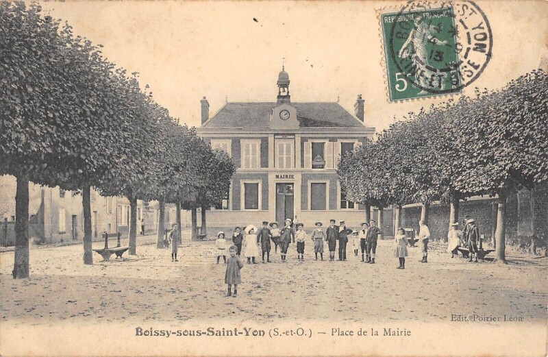 Carte postale ancienne Boissy Sous Saint Yon - Place De La Mairie - Enfants à Boissy-sous-Saint-Yon