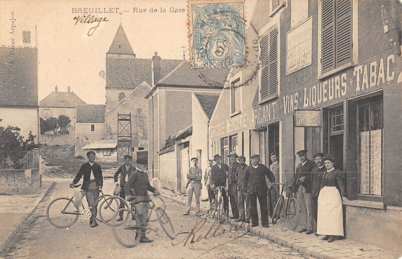 Carte postale ancienne Breuillet - Rue De La Gare - Epicerie - Mercerie Argant - Tabac à Breuillet