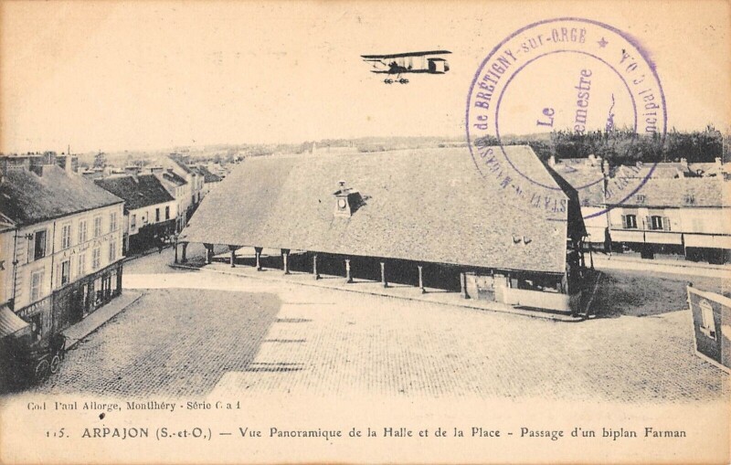 Carte postale ancienne Arpajon - Vue Panoramique De La Halle Et De La Place - Passage Biplan Far à Arpajon