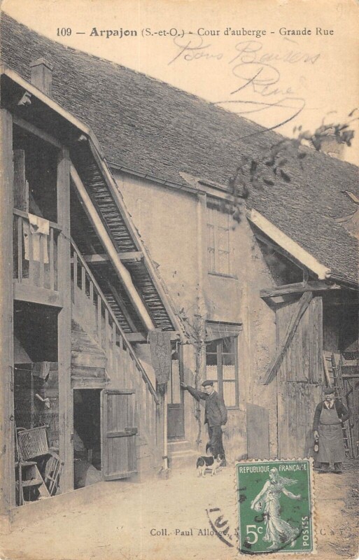Carte postale ancienne Arpajon - Cour D'Auberge - Grande Rue à Arpajon