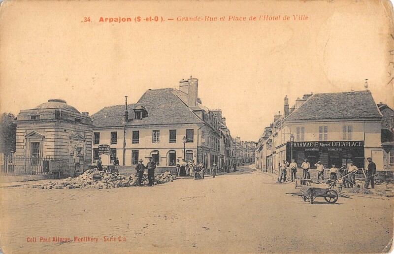 Carte postale ancienne Arpajon - Grande - Place De L'Hotel De Ville - Pharmacie Marcel Delaplace à Arpajon