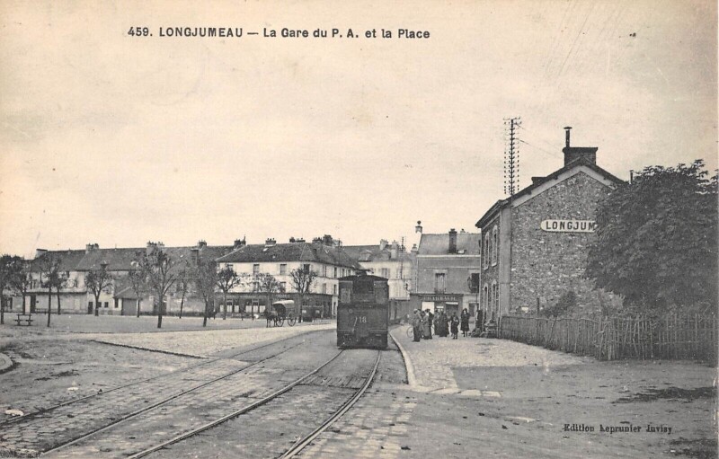 Carte postale ancienne Longjumeau - La Gare Du P.A. - La Place - cliché rare - Train Dans La Rue à Longjumeau