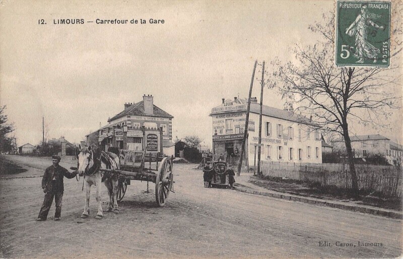 Carte postale ancienne Limours - Carrefour De La Gare - Attelage à Limours