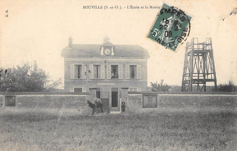 Carte postale ancienne Boutigny - L'Ecole Et La Mairie