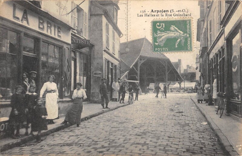 Carte postale ancienne Arpajon - Les Halles - Rue Guinchard - Magasin La Brie à Arpajon