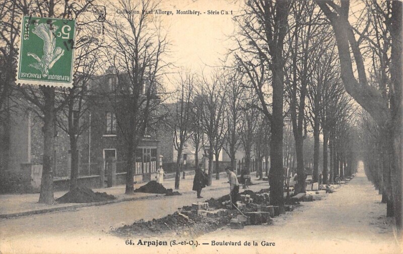 Carte postale ancienne Arpajon - Boulevard De La Gare à Arpajon