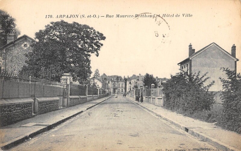 Carte postale ancienne Arpajon - Rue Maurice Berthaud - Hotel De Ville à Arpajon