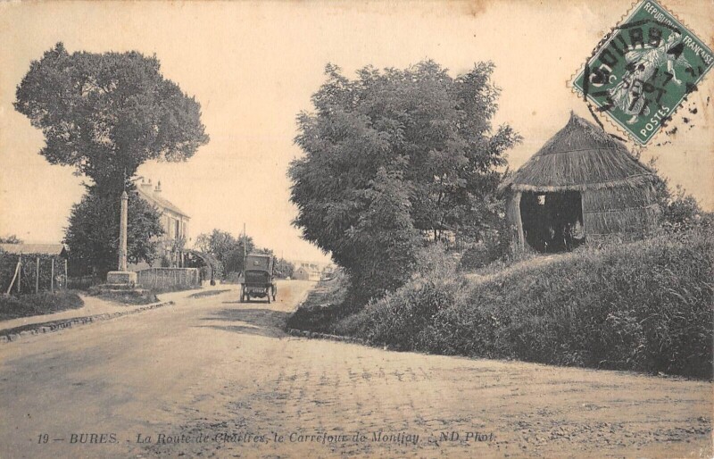 Carte postale ancienne Bures - La Route De Chartres - Carrefour De Montjoy