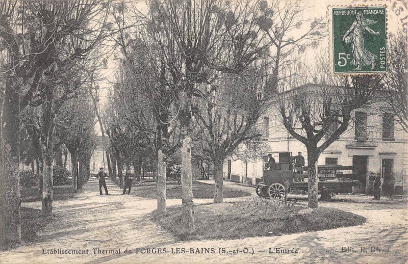 Carte postale ancienne Etablissement Thermal Forges Les Bains - L'Entree - Vehicule - Camion à Forges-les-Bains