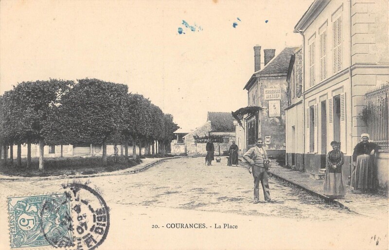 Carte postale ancienne Courances - La Place à Courances