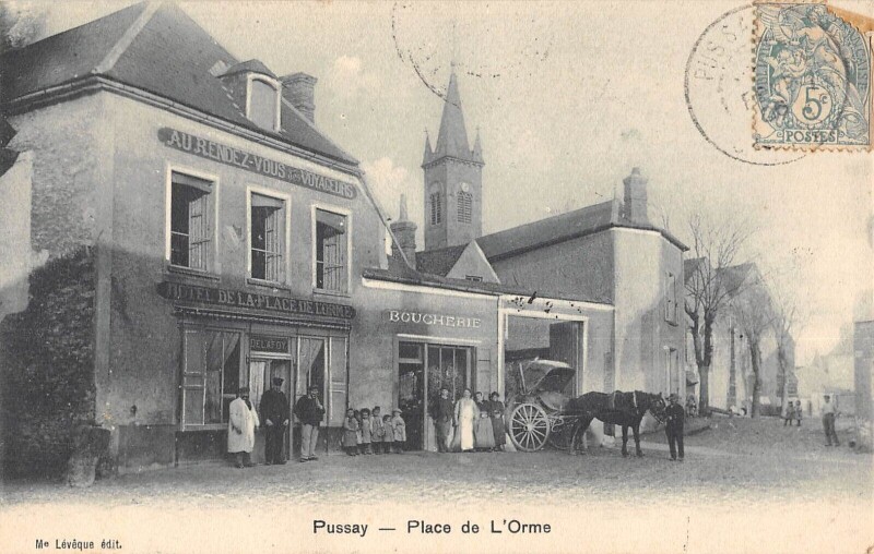 Carte postale ancienne Pussay - Place De L'Orme - Boucherie à Pussay