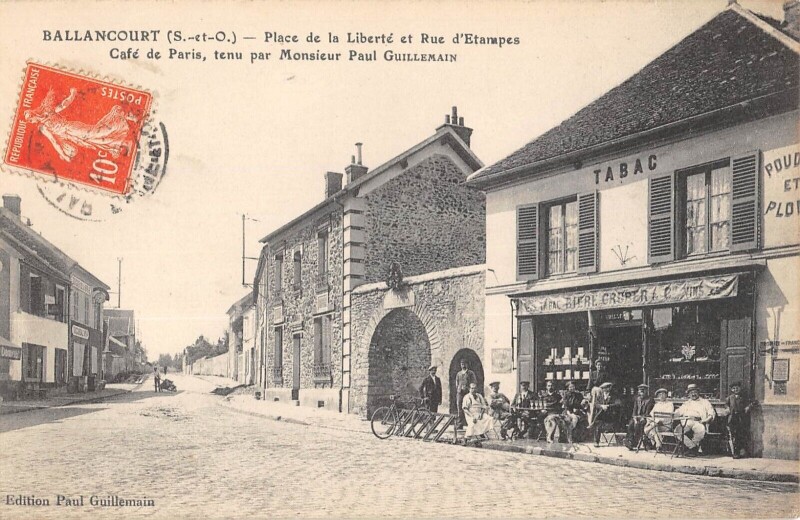 Carte postale ancienne Ballancourt - Place De La Liberte - Rue D'Etampes - Cafe De Paris Tenu Pa
