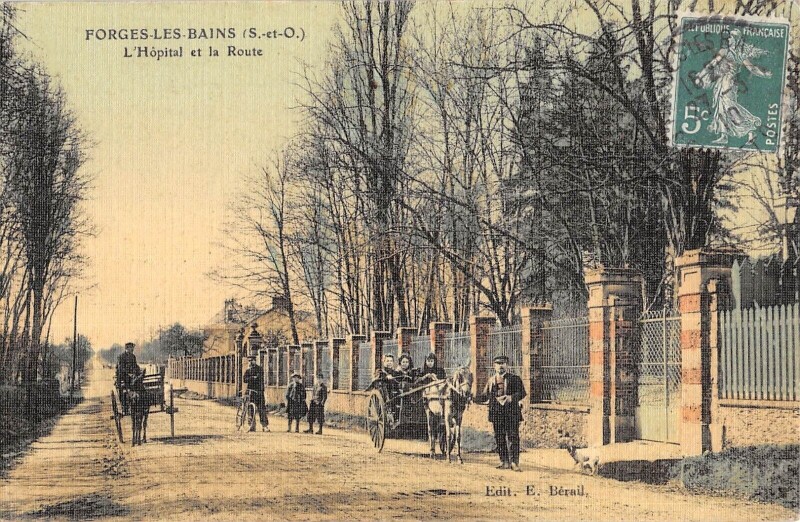 Carte postale ancienne Forges Les Bains - L'Hopital Et La Route - cpa toilée à Forges-les-Bains