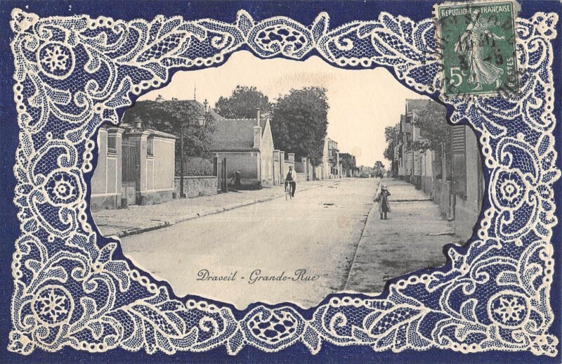 Carte postale ancienne Draveil - Grande Rue - Encadrement Style Broderie à Draveil