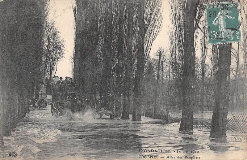 Carte postale ancienne Crosnes / Allee Des Peupliers / Inondations 1910 à Crosne