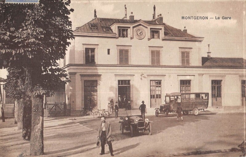 Carte postale ancienne Montgeron / La Gare / Autobus Ligne Yerres Montgeron à Montgeron