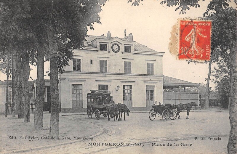 Carte postale ancienne Montgeron - Place De La Gare - Attelage à Montgeron