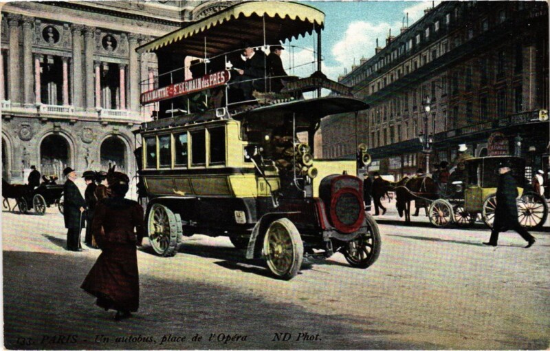 Carte postale ancienne Paris un autobus Place de l'Opera Transport