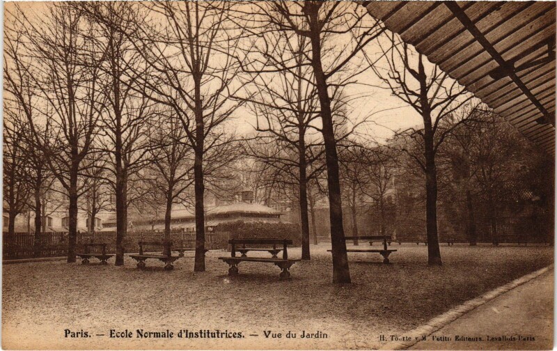 Carte postale ancienne Ecole Normale d'Institutrices - Vue du Jardin à Paris 17e