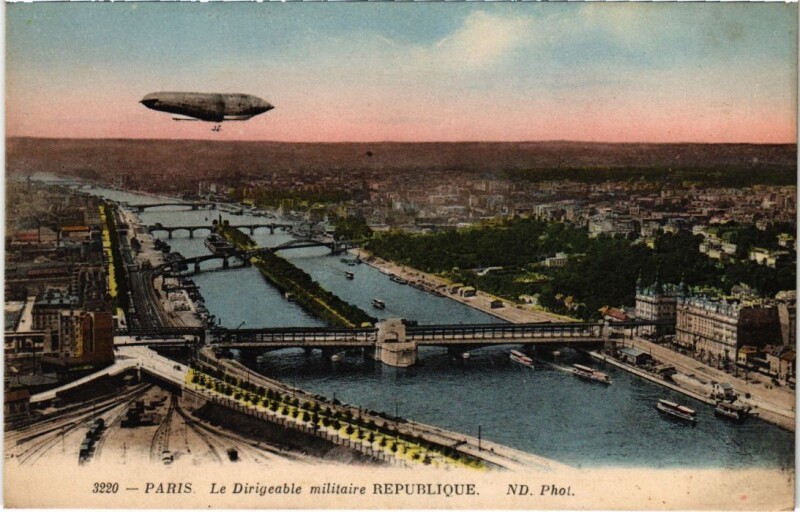 Carte postale ancienne Le Dirigeable militaire République à Paris 7e