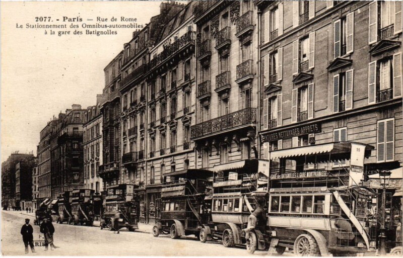 Carte postale ancienne Rue de Rome - Le stationnement des Omnibus-automobiles à la gare des Batignolles à Paris 17e