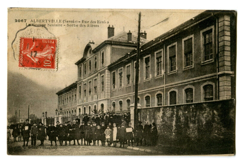 Carte postale ancienne Savoie Albertville Rue des Ecoles Groupe Scolaire Sortie des Elèves animé à Albertville