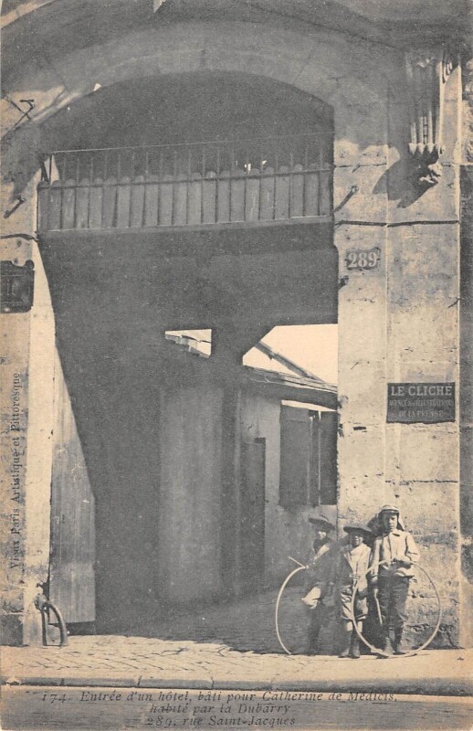 Carte postale ancienne Paris 5e Rue Saint Jacques Entree D'Un Hotel Habite Par Dubarry à Paris 5e