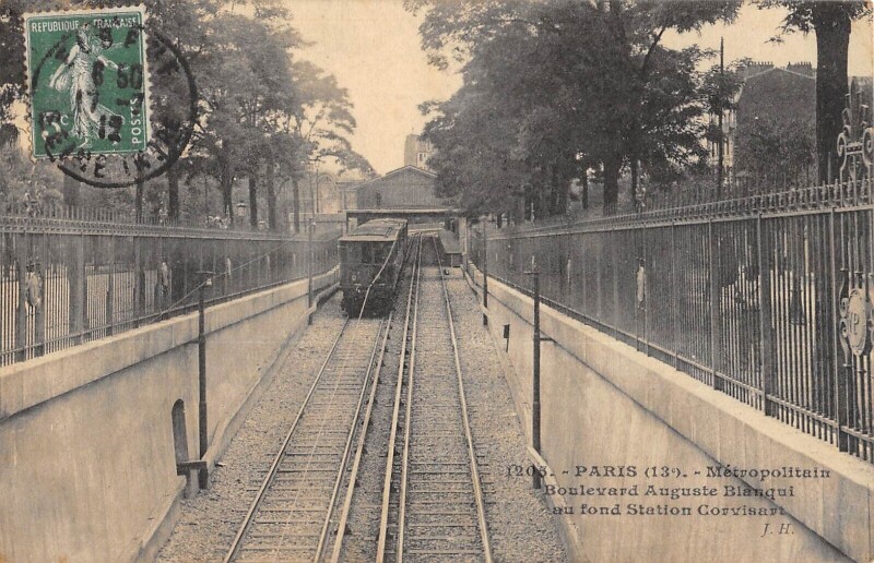 Carte postale ancienne Métropolitain Boulevard Auguste Blanqui - au fond Station Corvisart à Paris 13e