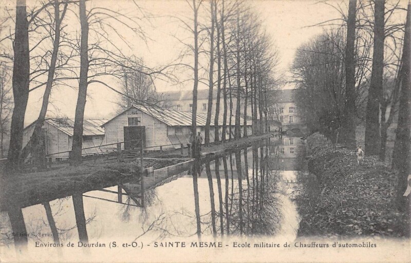 Carte postale ancienne Sainte Mesme Ecole Militaire De Chauffeurs D'Automobiles à Sainte-Mesme