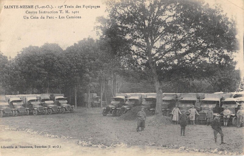 Carte postale ancienne Sainte Mesme 19e Train Des Equipages Centre Instruction T.M. Les Camions à Sainte-Mesme