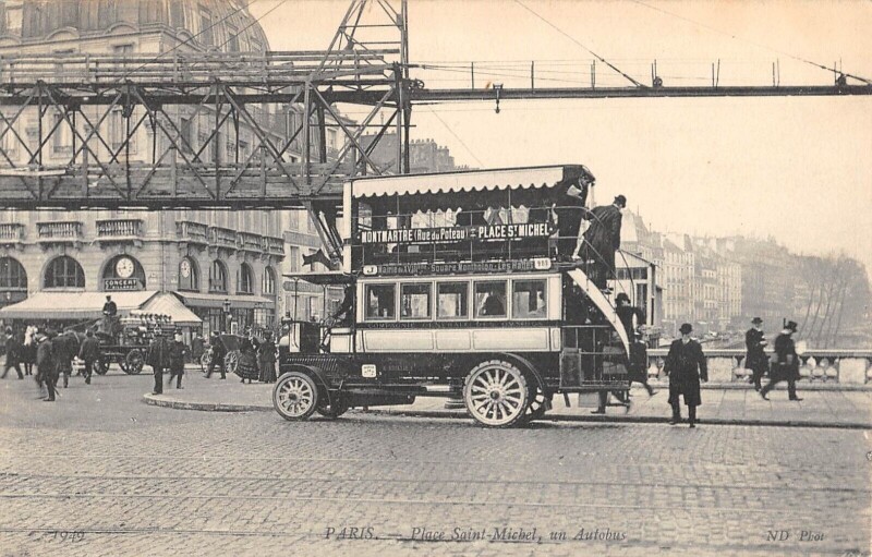 Carte postale ancienne Paris 5e Place Saint Michel Un Autobus à Paris 5e
