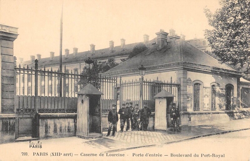 Carte postale ancienne Caserne de Lourcine - Porte d'entrée - Boulevard du Port-Royal à Paris 5e