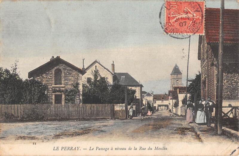 Carte postale ancienne Le Perray Le Passage A Niveau De La Rue Du Moulin