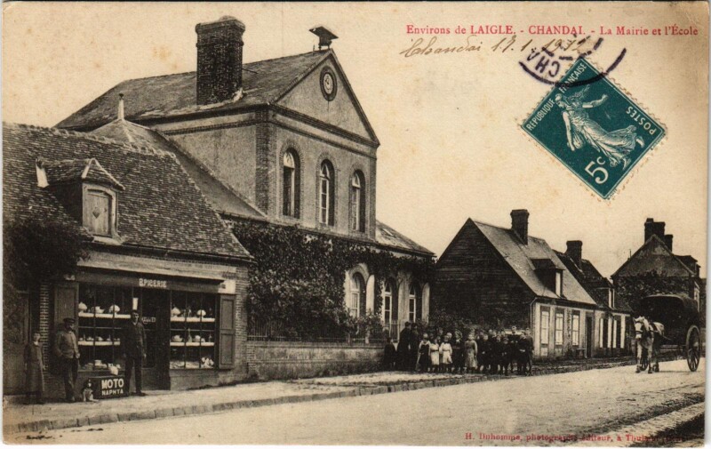 Carte postale ancienne Chandai - La Mairie et l'Ecole à Chandai