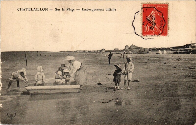 Carte postale ancienne Chatelaillon - Sur la Plage - Embarquement difficile