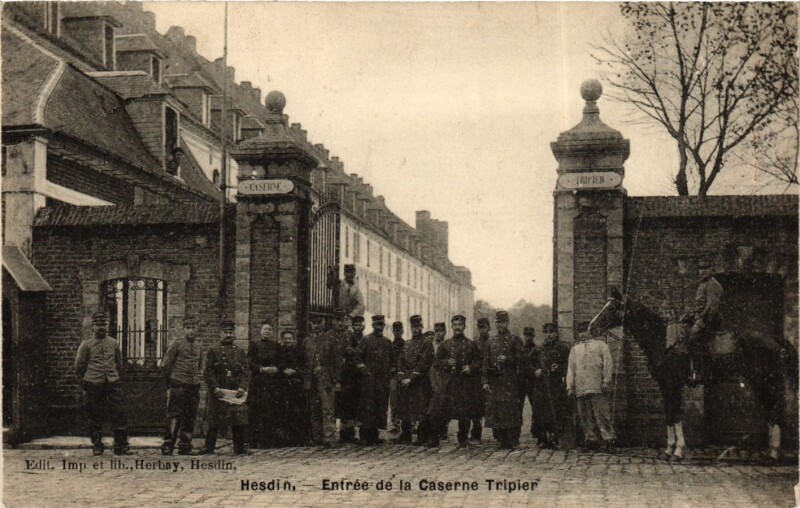 Carte postale ancienne Hesdin - Entrée de la Caserne Tripier à Hesdin