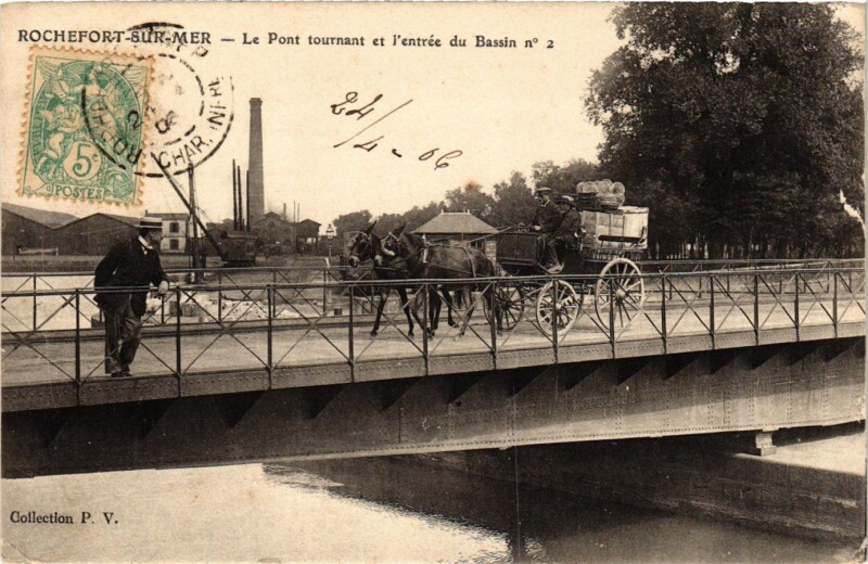 Carte postale ancienne Rochefort-sur-Mer - Le Pont tournant et l'entée du Bassin no 2 à Rochefort