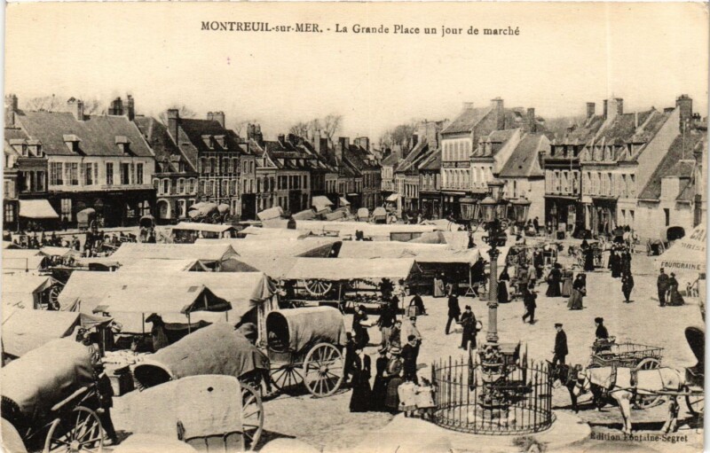Carte postale ancienne Montreuil-sur-Mer - La Grande Place un jour de marché à Montreuil