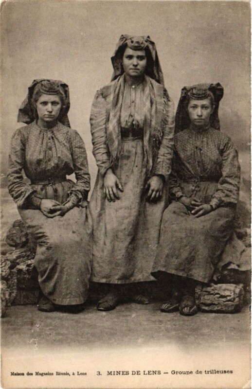 Carte postale ancienne Mines de Lens - Groupe de Trilleuses