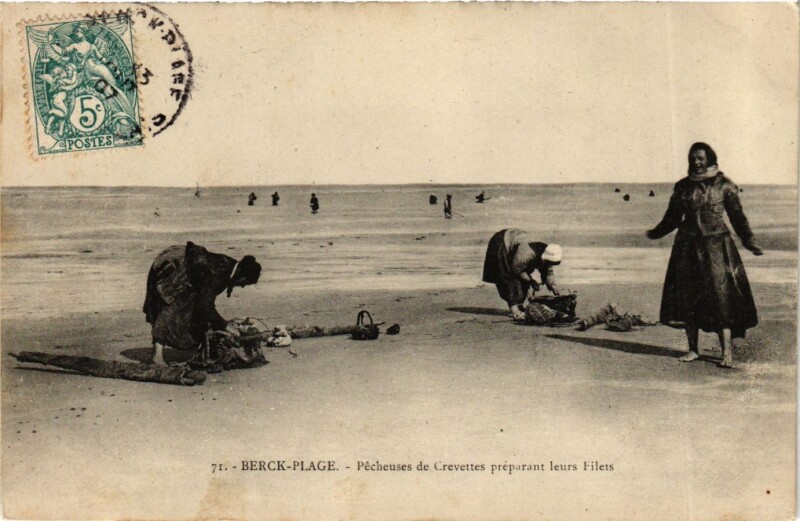 Carte postale ancienne Berck-Plage - Pécheuses de Crevettes préparant leurs Filers à Berck