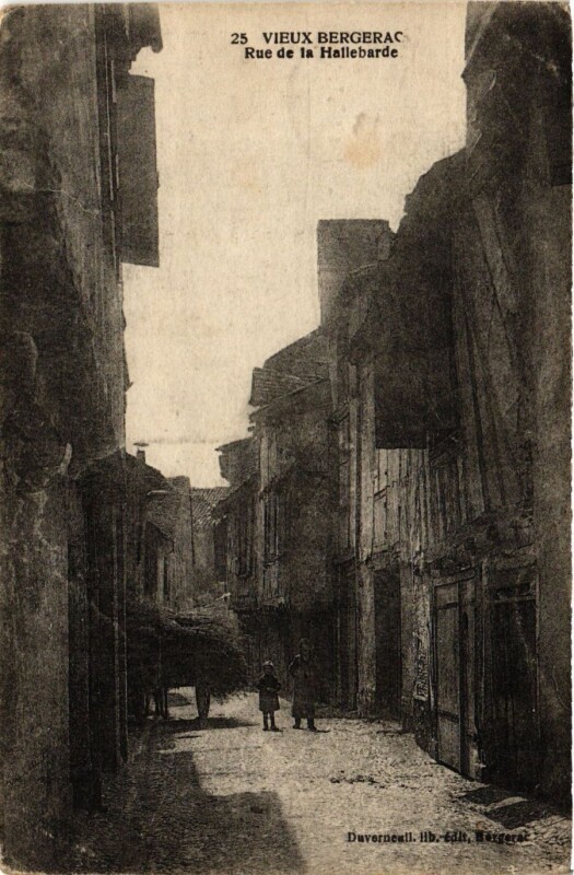 Carte postale ancienne Dordogne Vieux Bergerac Rue de Hellebarde à Bergerac