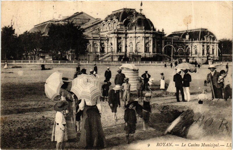 Carte postale ancienne Royan Le Casino Municipal plage à Royan