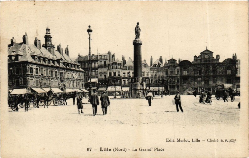 Carte postale ancienne Nord Lille La Grand'Place monument à Lille