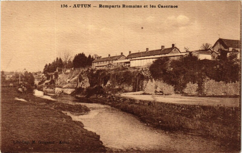 Carte postale ancienne Autun Remparts Romains et les Casernes France à Autun