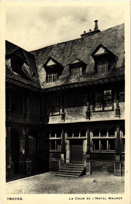 Carte postale ancienne Troyes- La Cour de l'Hotel Mauroy France à Troyes