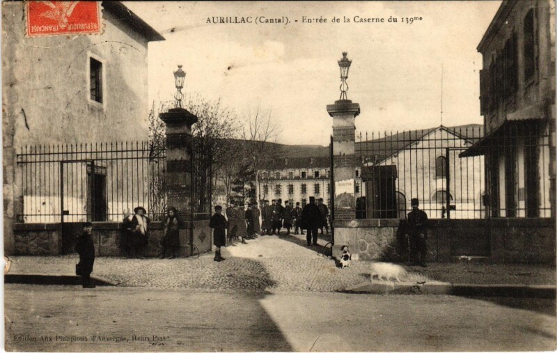 Carte postale ancienne Aurillac Entrée de la Caserne Cantal à Aurillac