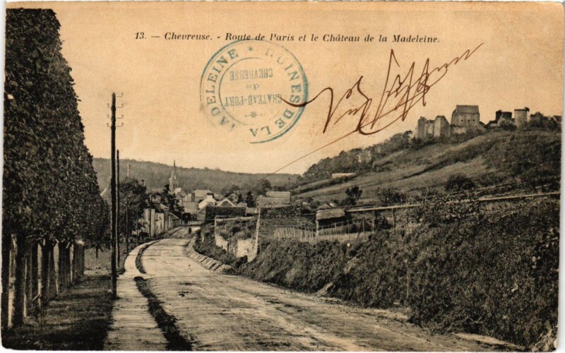Carte postale ancienne Chevreuse - Route de Paris el le Chateau de la Madeleine à Chevreuse