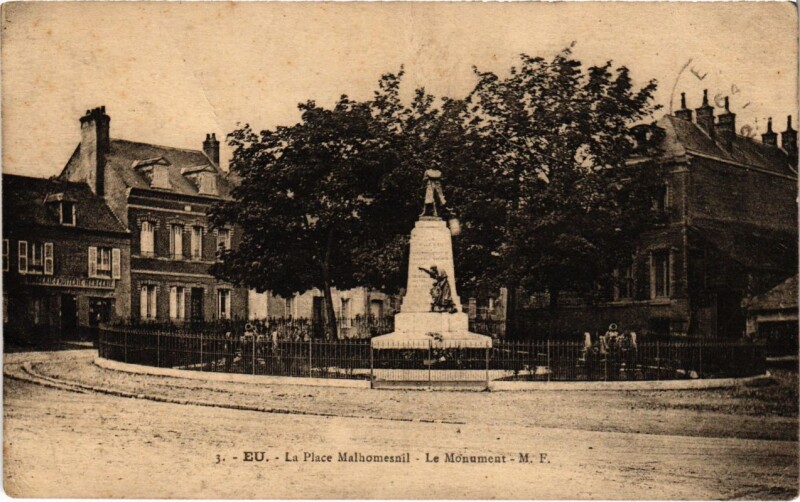 Carte postale ancienne Eu - La Place Malhomesnil - Le Monument à Eu